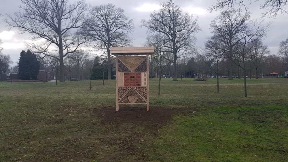 Insectenhotel van 2,5 meter hoog gebouwd van gered stormhout