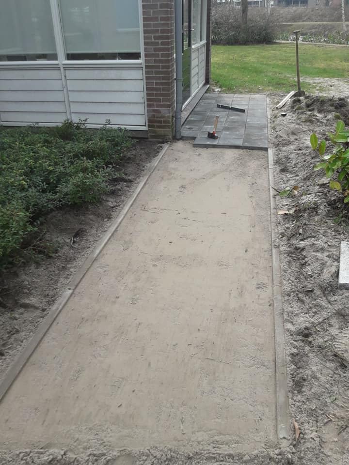 Nieuw aangelegd pad met hergebruikte beplanting in Deventer